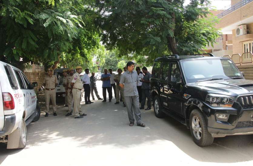 siezed suv run away by driver, majistrate caught बगैर नम्बर व कागज एसयूवी जब्त करने पर जातरुओं के बीच भगाई