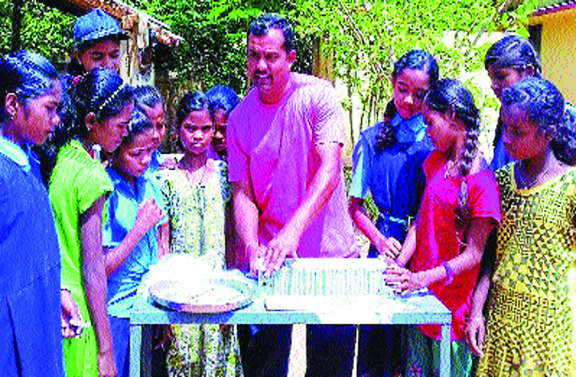 teachers day दस साल से नक्सल क्षेत्र में स्कूल चला रहे एेसे शिक्षक जो अपनी सैलरी का 10 प्रतिशत कर देते हैं बच्चों पर ही खर्च