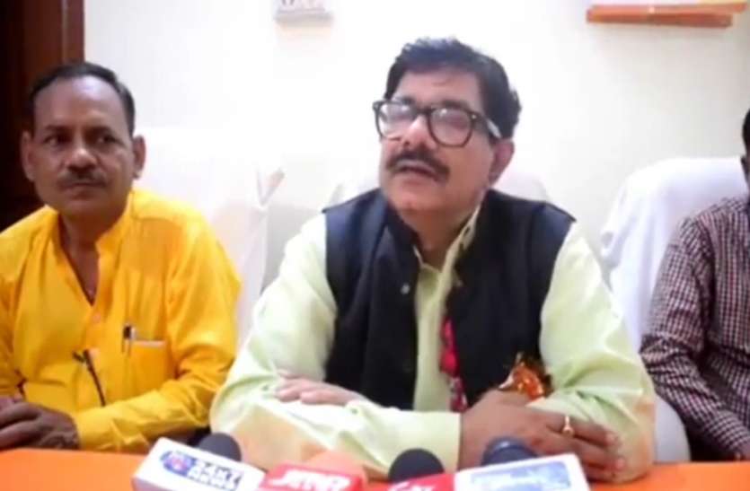 jalaun पूर्व डीजी होमगार्ड ने 60 शिक्षकों को किया सम्मानित, सम्मानित करने के बाद बोले पत्र-पत्रावली की जगह मुद्दों पर दे ध्यान
