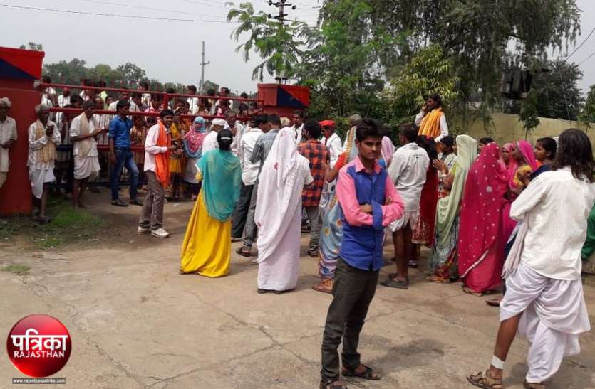 banswara बांसवाड़ा : युवती से अभद्रता के मामले में कार्रवाई की मांग को लेकर ग्रामीणों ने पुलिस थाना घेरा, पथराव पर पुलिस ने भांजी लाठियां