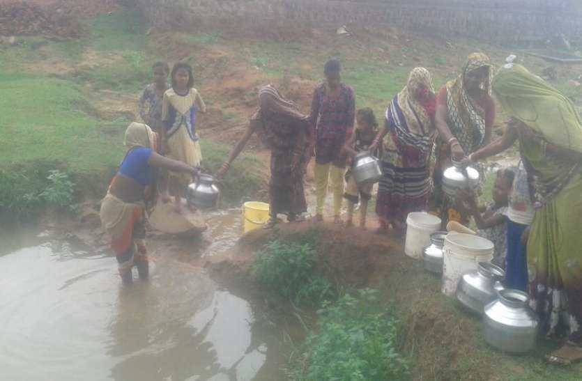 The cost of development of drinking water Puddle water conservation पोखर का पानी पीकर चुका रहे विकास की कीमत