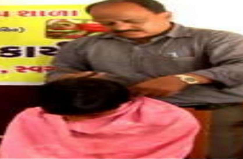 Unique teacher वडोदरा में अनोखे शिक्षक, पढ़ाने के साथ-साथ विद्यार्थियों के बाल भी काटते हैं