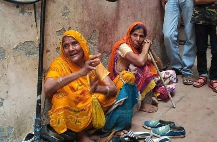 mathura VIRAL: 30 साल से जूते-चप्पलों की रखवाली कर इकट्ठा कर लिए 40 लाख रुपये, गौशाला बनाने के लिए दान की पूरी राशि