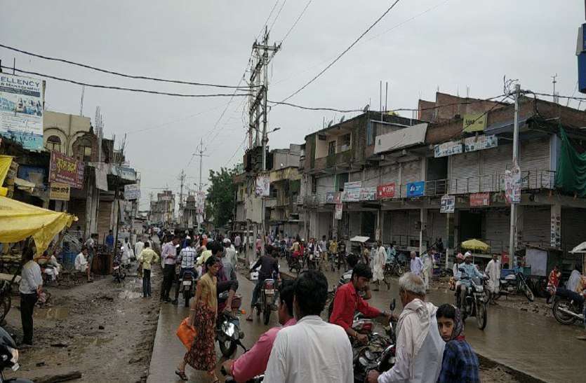 band विधायक को घर जाकर घेरा, हजारों लोग सड़कों पर उतरे