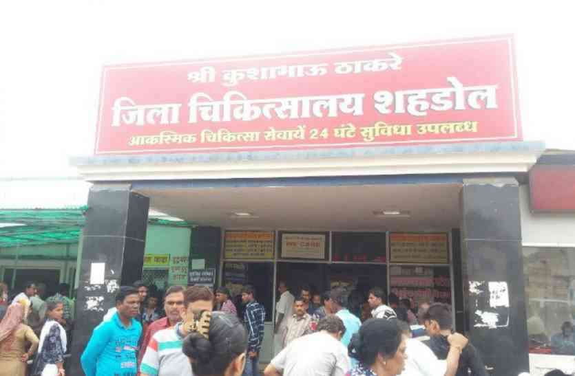 Due to the lack of doctors, the patients referring to hospitals in the big cities, lack of medical care चिकित्सकों की कमी से बड़े शहरों की अस्पताल में रेफर हो रहे मरीज , चिकित्सको की खल रही कमी