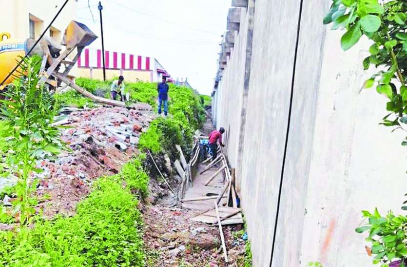 patrika नाला निर्माण किया तो बंद कर देंगे कृषि उपज मंडी में नीलामी