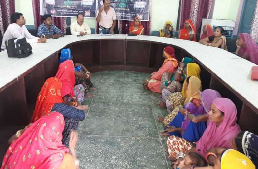Awareness spreading every section of the society, villages and village बेटियों को बचाने के लिए जागा समाज का हर तबका, गांव-गांव फैला रहे जागरूकता