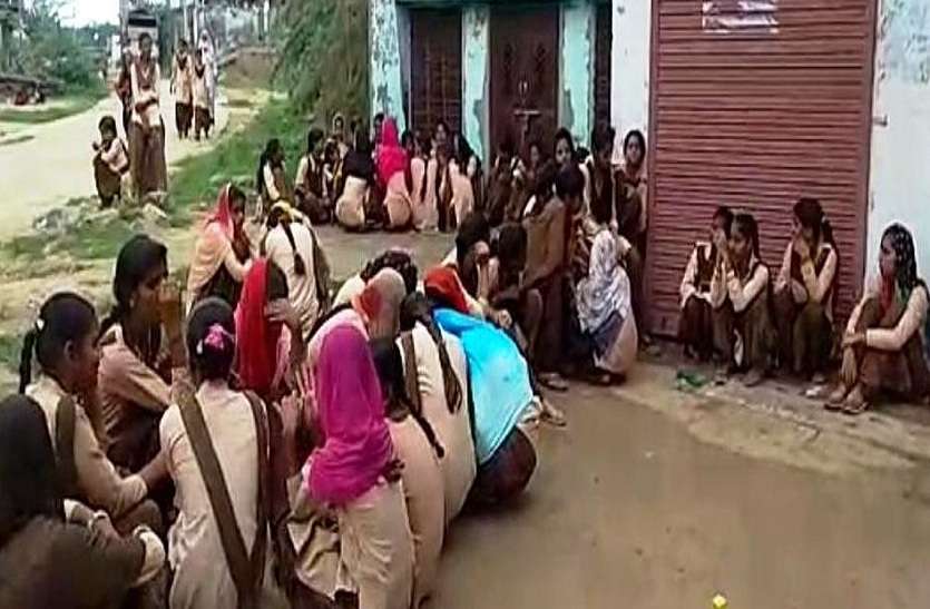 छात्र-छात्राएं अब विधायक को बुलाने पर अड़े विद्यार्थी