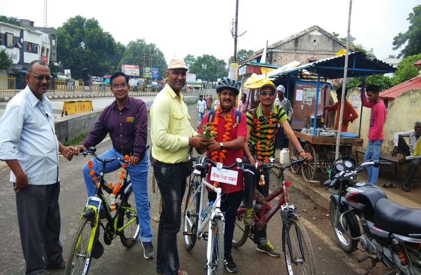 Devendra, who came out of bicycle for the sake of moral education नैतिक शिक्षा की अलख जगाने साइकिल से निकले देवेंद्र
