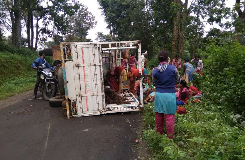 a पिकअप वाहन पलटा, 23 घायल, चार गम्भीर
