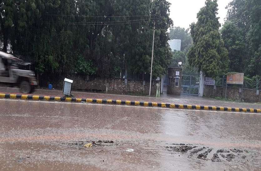 सामने बारिश का नजारा। तीन बांध छलके, छह और जल्द छलकेंगे