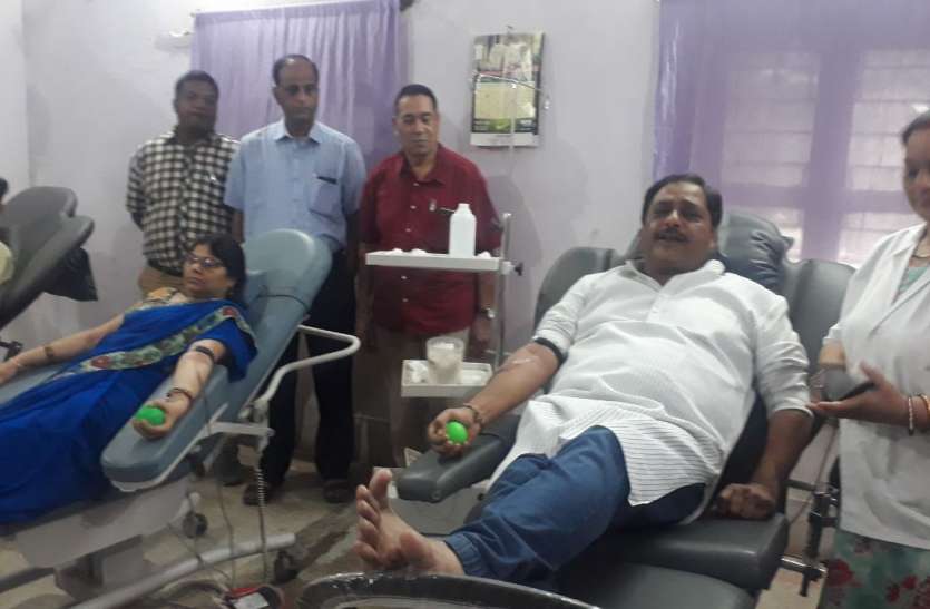 mla ड्राइवर के पत्नी की टूटी हड्डी, ऑपरेशन में पड़ी खून की जरूरत, पत्नी के साथ पहुुंचे विधायक, की मदद