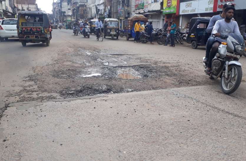 Road तीन माह पहले लाखों रुपये खर्च कर निगम ने कराया सड़कों का पैंचवर्क, अब गड्ढ़ों में फंस खराब हो रहे टायर