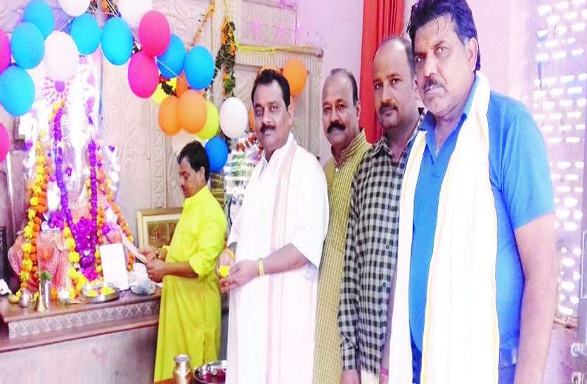 पूजा करते पदाधिकारी। गणेशजी को दिया निमंत्रण