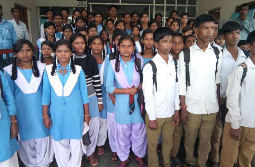 Teachers and students wandering about creating Aadhar cards आधार कार्ड बनवाने भटकते रहे शिक्षक व छात्र