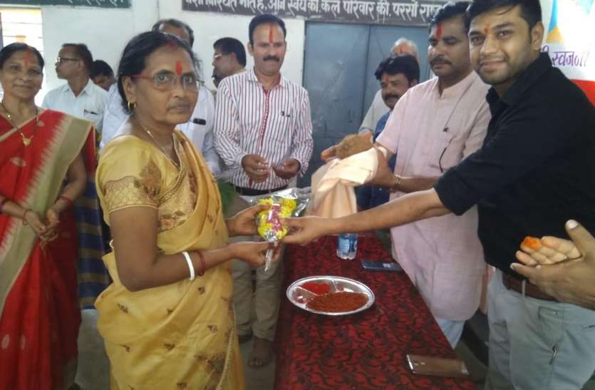 Honored teacher for outstanding work उत्कृष्ट कार्य के लिए शिक्षक हुए सम्मानित