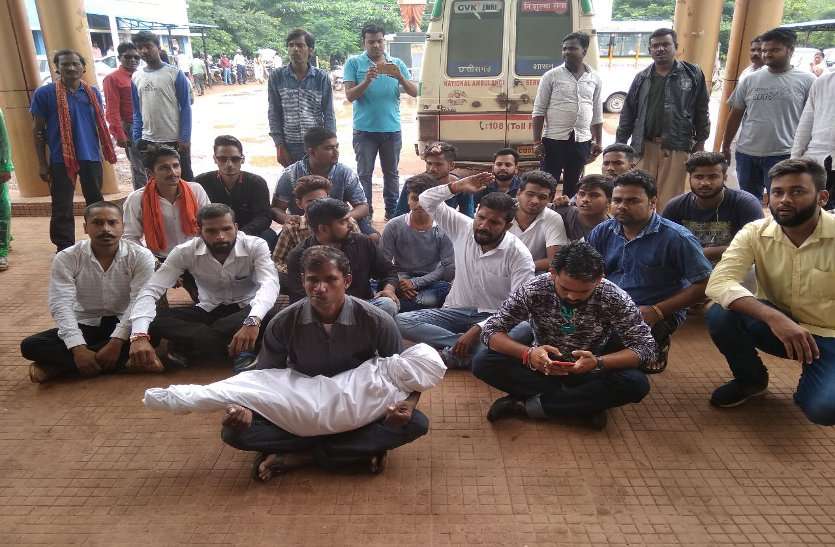 Bhilai patrika डेंगू से मृत नन्हीं परी का शव गोद में रखकर अस्पताल प्रबंधन के खिलाफ किया प्रदर्शन