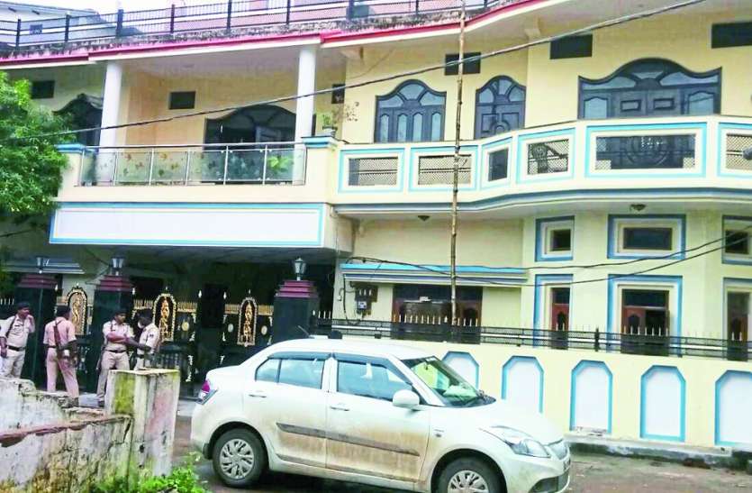 eow team raided of retired EE Jal Sansadhan in satna jabalpur home EOW की रेड: बंगले की जांच में दूसरे दिन मिले कटनी में चार प्लॉट के दस्तावेज, तीन बैंक लॉकर भी मिले