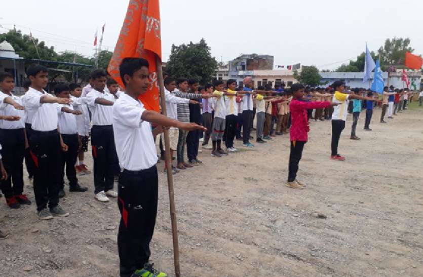 jila stareey kriket va teerandaajee pratiyogita shuroo जिला स्तरीय क्रिकेट व तीरंदाजी प्रतियोगिता शुरू