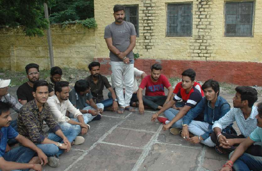 chunaav mein paise vaalon ko milata hai tikat, bebaak bole yuva चुनाव में पैसे वालों को मिलता है टिकट, बेबाक बोले युवा