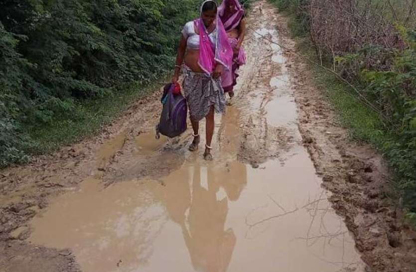 sadak kshatigrast thee to prasoota ko raaste mein chhod gaee embulens सड़क क्षतिग्रस्त थी तो प्रसूता को रास्ते में छोड़ गई एम्बुलेंस