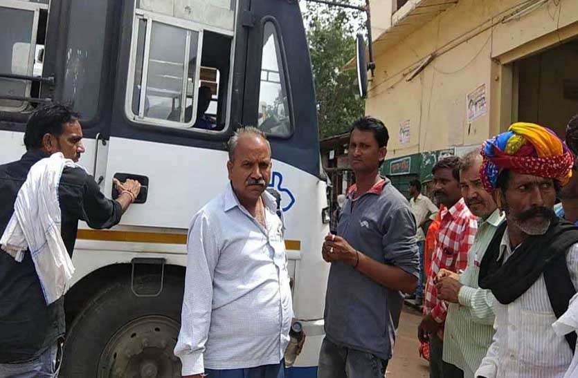 Roadways Bus Passing Without Traveler Illegal Parcel अवैध पार्सल ले जाने की कलई खुलती देख कोटा रोडवेज डिपो का ड्राइवर आया बैकफुट पर...क्या है पूरा माजरा पढ़िए यह खबर