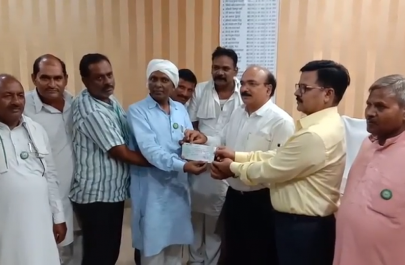 Barabanki Bhartiya Kisan Union help for Kerala Flood victim किसानों ने पेट काटकर केरल बाढ़ पीड़ितों के लिए दी मदद, जिलाधिकारी को सौंपा चेक