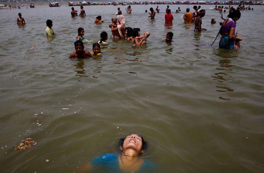 किसी स्त्री को नहाते हुए देखना महापाप होता है