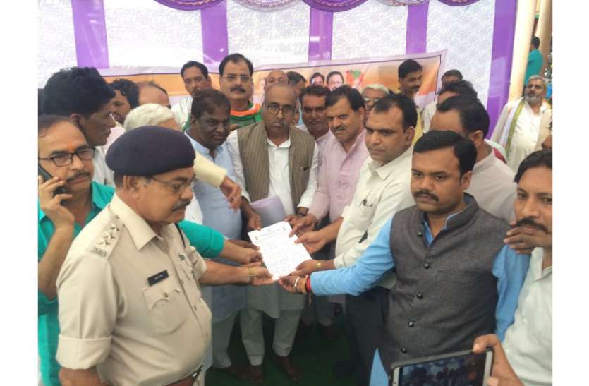 dharna विपक्षी दल के कार्यकर्ताओं ने दिया एक दिवसीय धरना, प्रदेश सरकार पर किया प्रहार