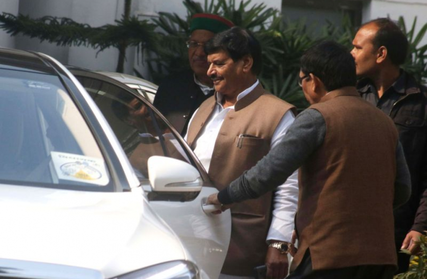 Shivpal Singh Yadav in Kathmandu Pashupati Nath temple समाजवादी सेक्युलर मोर्चा बनाने के बाद काठमांडू क्यों चले गए शिवपाल, ये है असल वजह