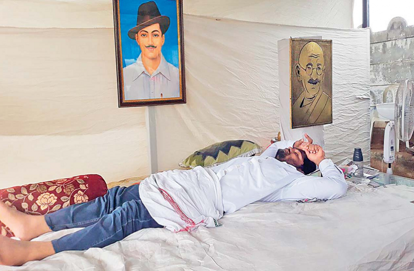Hardik Patel पाटीदार नेता हार्दिक पटेल की हालत बिगड़ी, अनशन के 14वें दिन भेजे गए अस्पताल