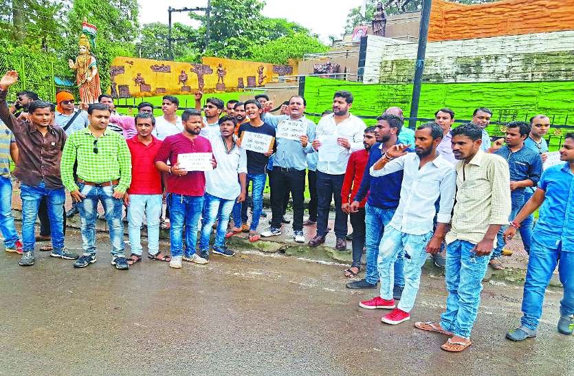 bharat band क्षत्रीय समाज ने रैली निकालकर सिटी मजिस्ट्रेट को सौंपा ज्ञापन, कहा बंद हो आरक्षण