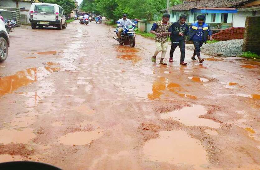 Jashpur शहर की कई प्रमुख सडक़ों की हालत बदतर, लोग परेशान