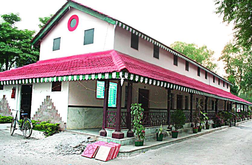 cg bhawan bilaspur TICKET PLEASE: छतीसगढ़ भवन में लगी रही टिकटार्थियों की भीड़, कुछ इस तरह इशारों में जताई इच्छा