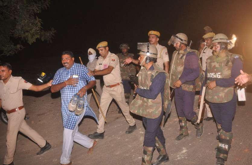 lathi charge सीएम राजे के रोड शो से पहले किसानों पर लाठीचार्ज, छोड़े आंसू गैस के गोले, दागी प्लास्टिक की गोलियां
