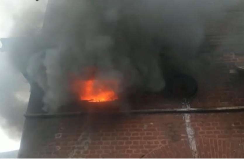fire गोदाम में अचानक लगी भीषण आग, चारों साइड मचा हाहाकर, दमकल की सात गाड़ियं मौके पर मौजूद