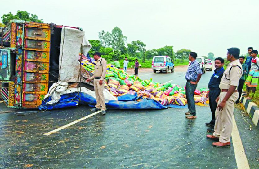 accident news दर्दनाक हादसा: ओडिशा की ओर जा रही गाड़ी खड़े ट्रक को मारी ठोकर, हुई मौत