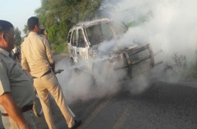 ambedkar nagar लड़की को कैडनेप कर चलती कार में कर रहे थे गंदा काम, सामने से आई मोटर साइकिल अौर तीनों की हो गई मौत