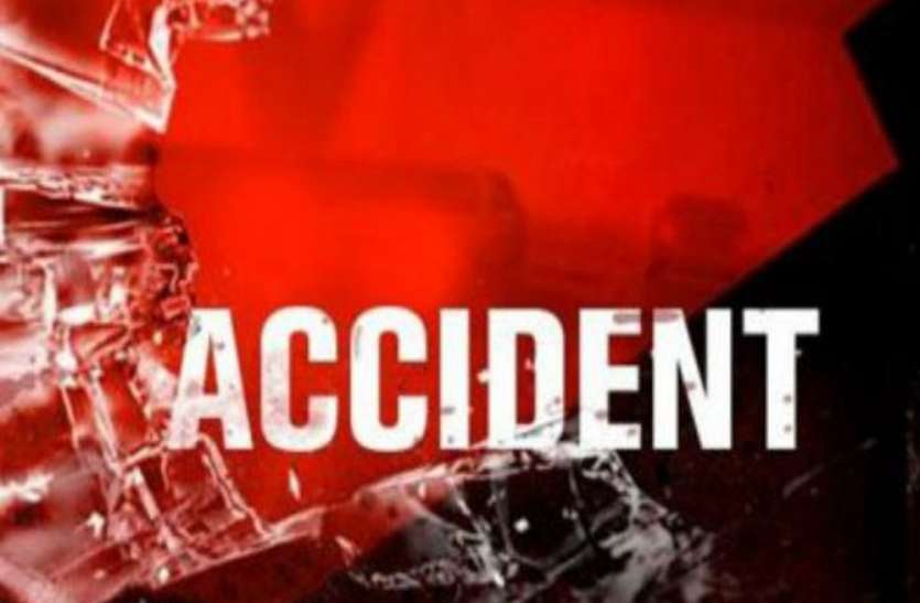 accident ट्रक पलटने से घर के बाहर सो रहे एक व्यक्ति की दबकर मौत