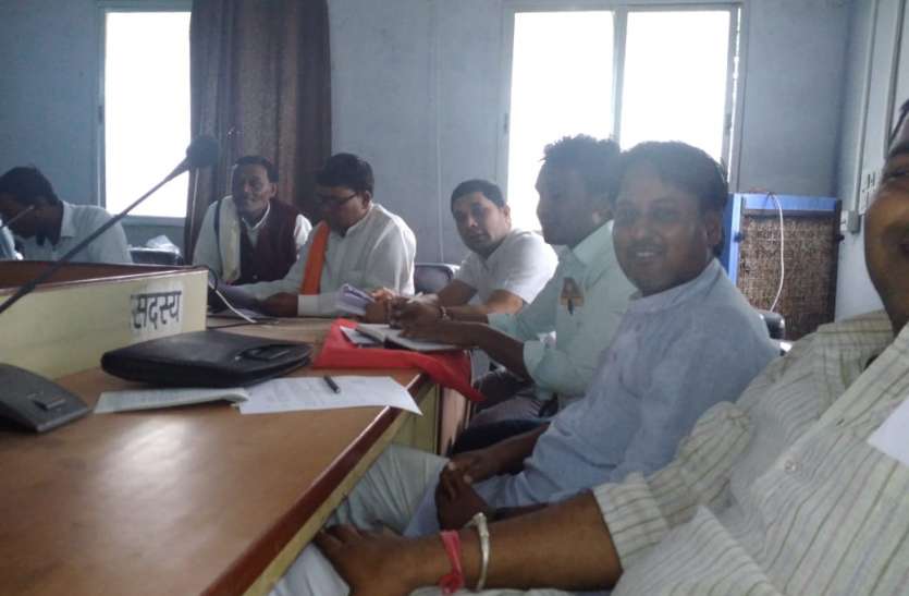 Issues raised in the general administration meeting of the kesla janpa, jaal, talaab, sachiv, ankur vidhya mandir, itarsi किसको बांट दिए ७ लाख के जाल, बताओ तो-जनपद पंचायत की बैठक में उठा मामला