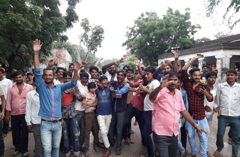 AlniyawasNews ग्रामीणों ने बाजार बंद रखकर किया प्रदर्शन