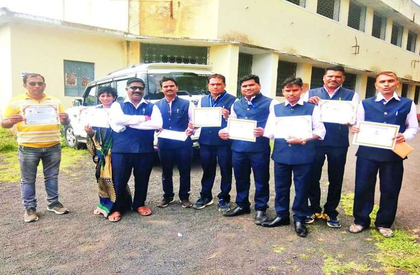 sanman उत्कृष्ट कार्य करने वाले शिक्षक और कर्मचारी सम्मानित
