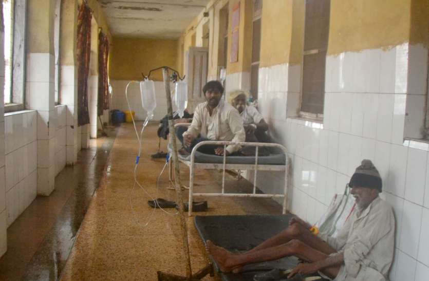 hospital वार्ड में छत से टपकते पानी से भीगते हुए ढाई घंटे तक घिसटता रहा 90 साल का वृद्ध मरीज
