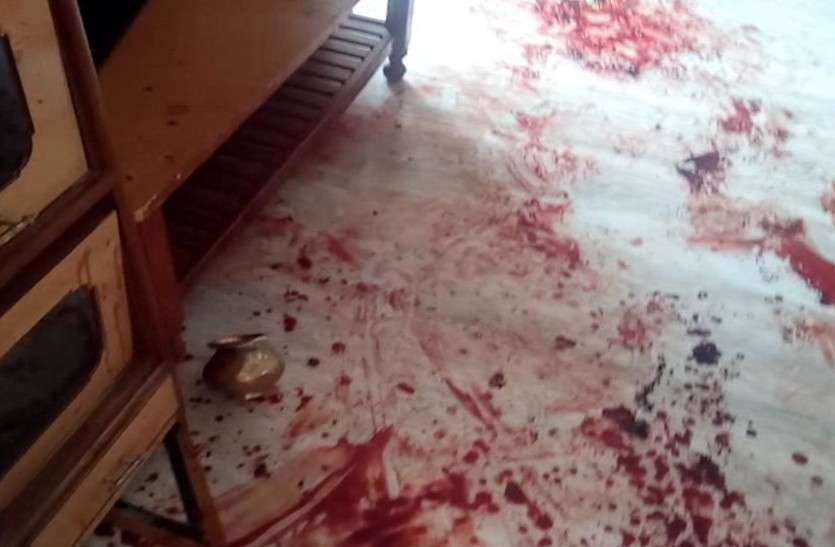 attck on former sarpanch while sleeping in Nagaur घर में सो रहे पूर्व सरपंच पर तलवार से वार कर हाथ पैर काटे, परिवार वाले देख रहे थे टीवी