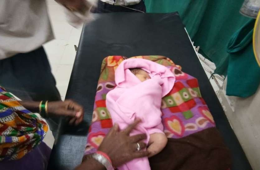 surat photo झाडिय़ों के बीच रजाई में लिपटी मिली नवजात