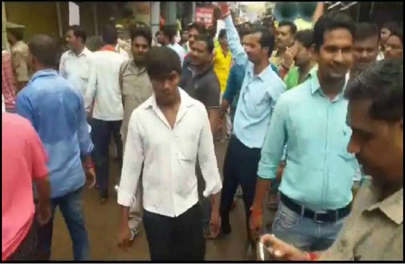 bharat bandh against sc st act latest news एससी / एसटी के विरोध में बांदा में भी दिखा भारत बंद का असर, जबरन बंद कराई गई दुकानें