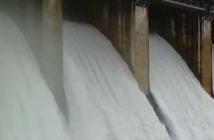 Breaking News : बांगो डेम का बढ़ा जल स्तर, चार साल बाद खोले गए तीन गेट, बांगो बस्ती खाली कराने में जुटा प्रशासन Breaking News : बांगो डेम का बढ़ा जल स्तर, चार साल बाद खोले गए तीन गेट, बांगो बस्ती खाली कराने में जुटा प्रशासन