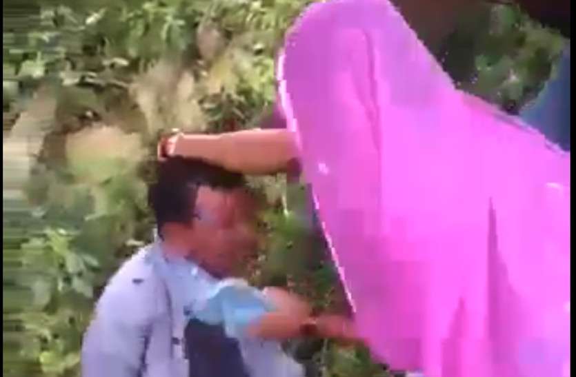 man beaten by womenl 3 बच्चों की मां से छेड़छाड़ करना शख्स को पड़ा मंहगा, महिला और परिजनों ने जमकर की धुनाई