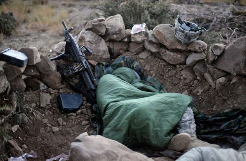 army sleeping technique that will make you sleep in two minutes नींद नहीं आती? तो आर्मी की इस ट्रिक को करने से मिनटों में आ जाएगी नींद! ज्ञान ले लीजिए नहीं तो होगा पछतावा