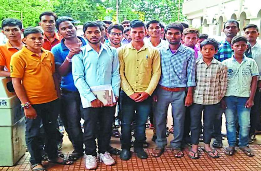 CG News स्टूडेंट्स ने कलेक्टर से कहा- हॉस्टल अधीक्षक मंगवाते हैं गुटखा और.., सीनियर लेते हैं रैगिंग